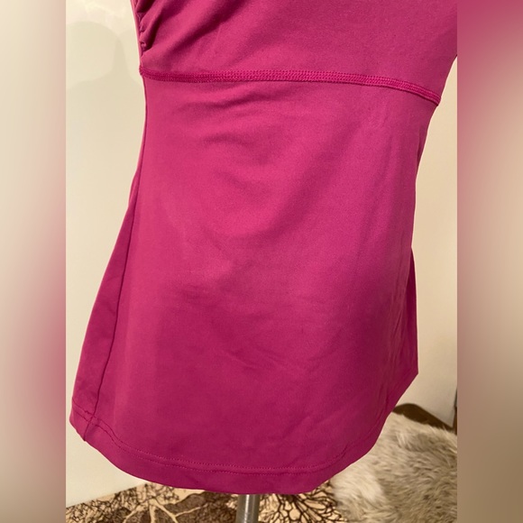 Tonic Active Yoga Top with Built in Shelf Bra Size Medium in EUC - Picture 6 of 9